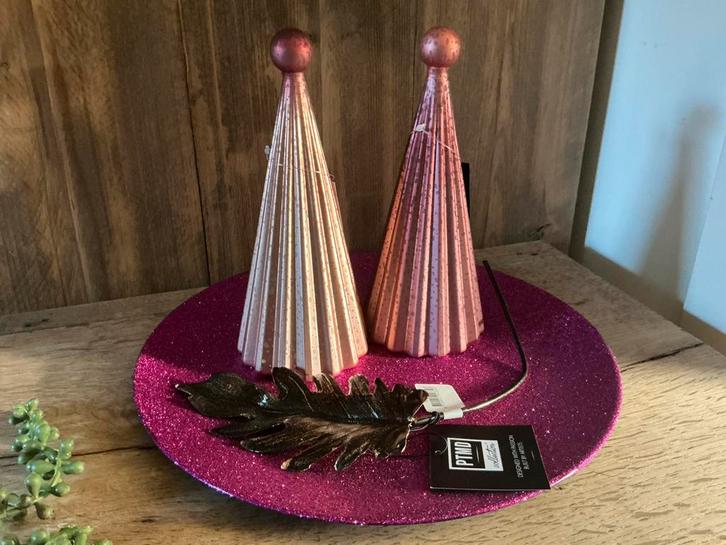 NIEUW leuke set, onderbord, 2 glazen kerstboompjes en tak, Diversen, Kerst, Nieuw, Ophalen of Verzenden