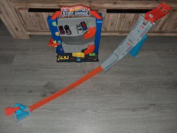 Hotwheels stunt garage en meer.  beschikbaar voor biedingen