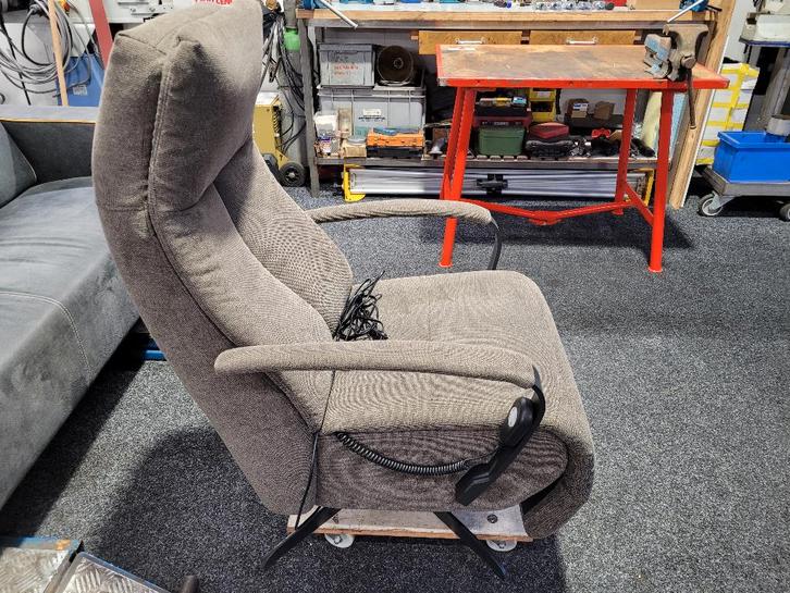 Sta op stoel relaxstoel elektrische bediening, Huis en Inrichting, Stoelen, Zo goed als nieuw, Eén, Metaal, Stof, Bruin, Ophalen