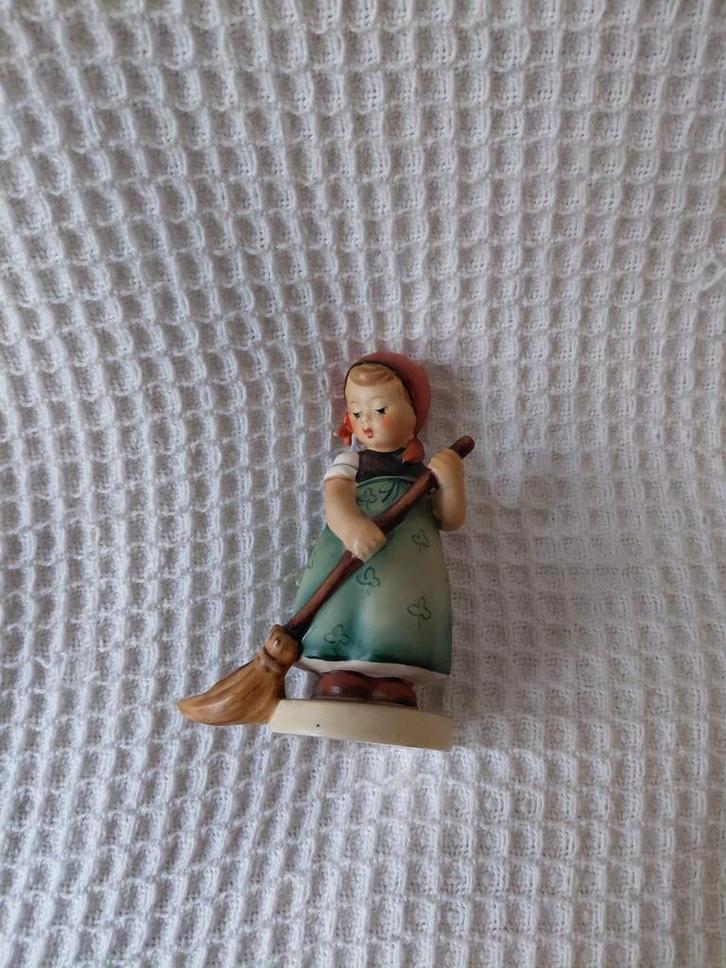 Origineel Hummel beeldje - De Straatveger, Antiek en Kunst, Antiek | Keramiek en Aardewerk, Ophalen of Verzenden