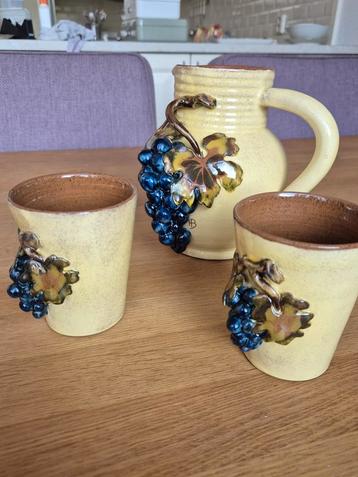 Aardewerk Kan en Bekers met Druiven beschikbaar voor biedingen