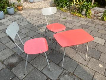 Formica stoelen en tafel beschikbaar voor biedingen