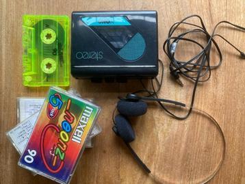 Walkman met koptelefoontje en drie cassettebandjes vintage beschikbaar voor biedingen
