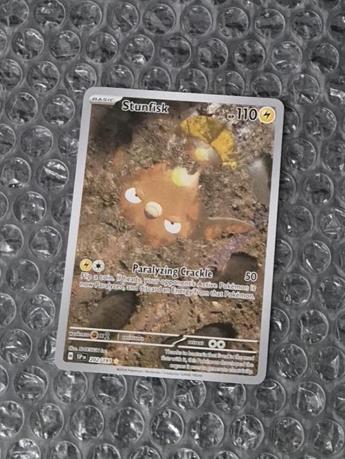 Illustration Rare Stunfisk 202/191 Surging Sparks Scarlet &, Hobby en Vrije tijd, Verzamelkaartspellen | Pokémon, Zo goed als nieuw