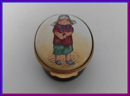 PILLENDOOSJE (Enamel Box)  "Vrouwtje/Meisje", Verzamelen, Poppetjes en Figuurtjes, Gebruikt, Ophalen of Verzenden