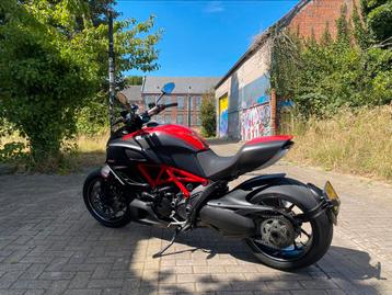 Ducati Diavel 1200 rood/carbon beschikbaar voor biedingen