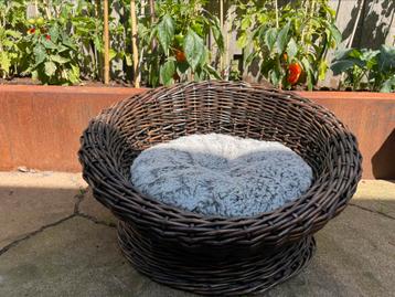 Een luxe Rotan kattenmand inclusief kussen beschikbaar voor biedingen