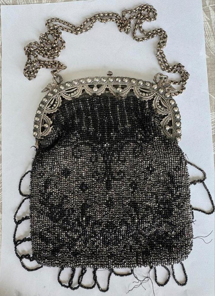 Antieke beugeltas met zilveren sluiting en ketting, Antiek en Kunst, Antiek | Goud en Zilver, Zilver, Ophalen of Verzenden