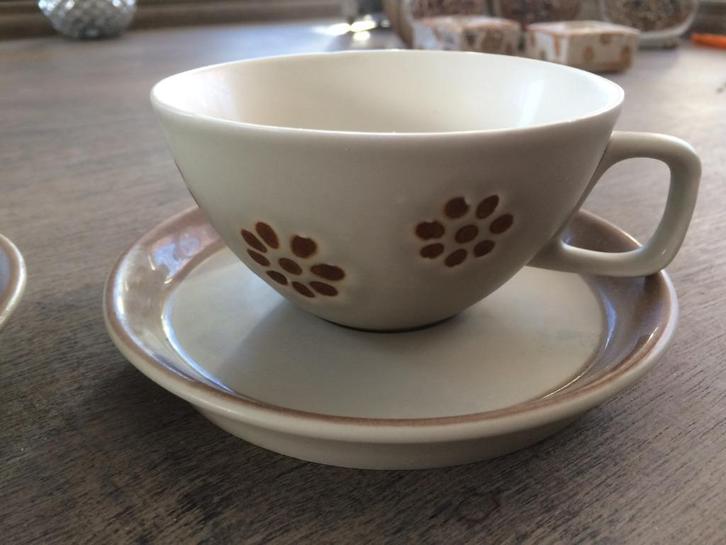 SERVIESGOED KOP EN SCHOTELS NIEUW IN DOOS VIC'S DESIGN, Huis en Inrichting, Keuken | Servies, Nieuw, Kop(pen) en/of Schotel(s)