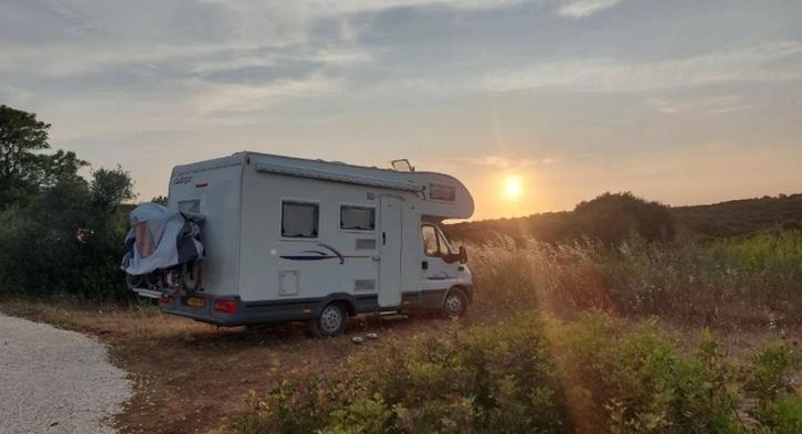 Camper verhuur "Geraldine" 4p Alkoof Fiat Trigano incl acce., Caravans en Kamperen, Verhuur