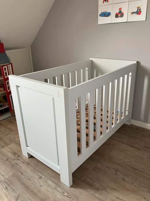 Ledikant en commode met bijpassende wandplank interbaby wit, Kinderen en Baby's, Kinderkamer | Complete kinderkamers, Gebruikt