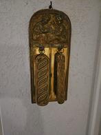 Antieke kledingborstelhouder met reliëf, Antiek en Kunst, Ophalen of Verzenden