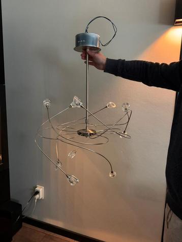Moderne hanglamp met glazen details beschikbaar voor biedingen