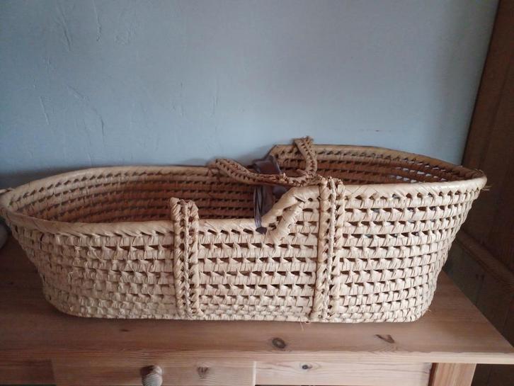 Vintage baby wieg/mand van riet, Huis en Inrichting, Woonaccessoires | Schalen en Manden, Gebruikt, Mand, Ovaal, Riet, Ophalen of Verzenden