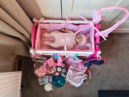 Levensechte babypop met heel veel toebehoren, Kinderen en Baby's, Speelgoed | Poppen, Zo goed als nieuw, Babypop, Ophalen