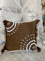 Bruin kussen met schelpen 50x50 - Bohemian stijl, Ophalen of Verzenden, Nieuw, Bruin, Vierkant