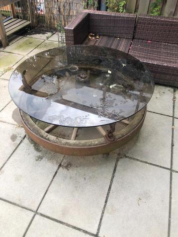 Antieke Wagenwieltafel beschikbaar voor biedingen
