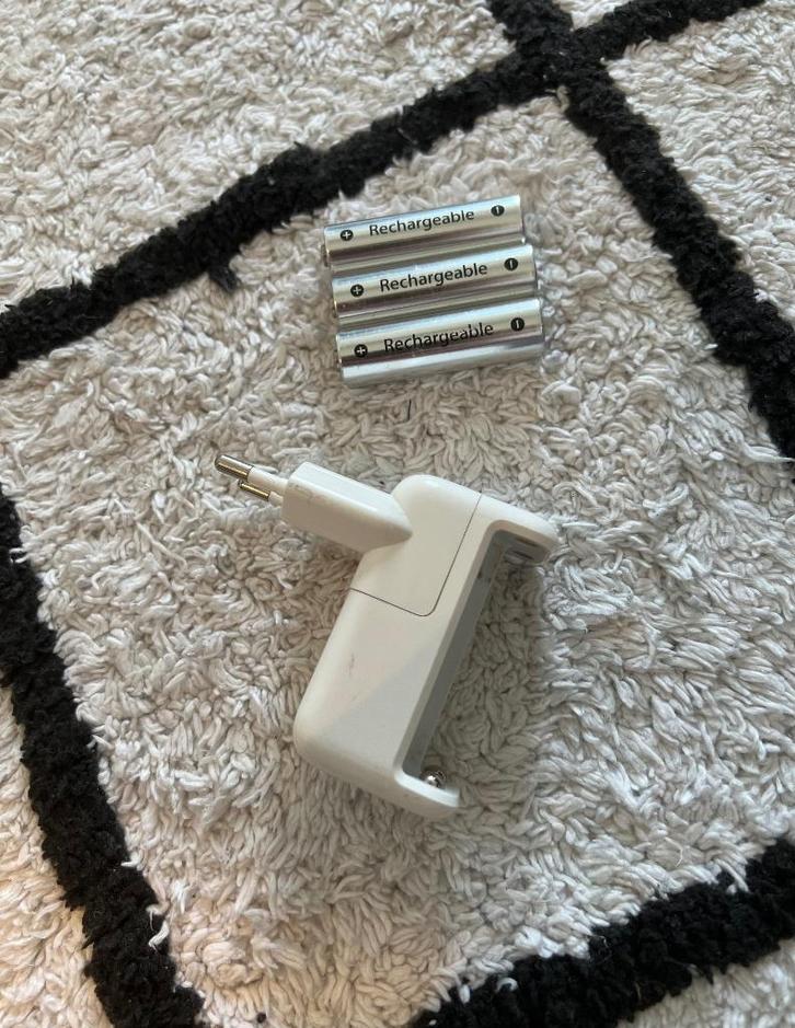 Heel goed wit Apple oplaadbare batterijen + oplader (2010), Audio, Tv en Foto, Accu's en Batterijen, Zo goed als nieuw, Oplaadbaar