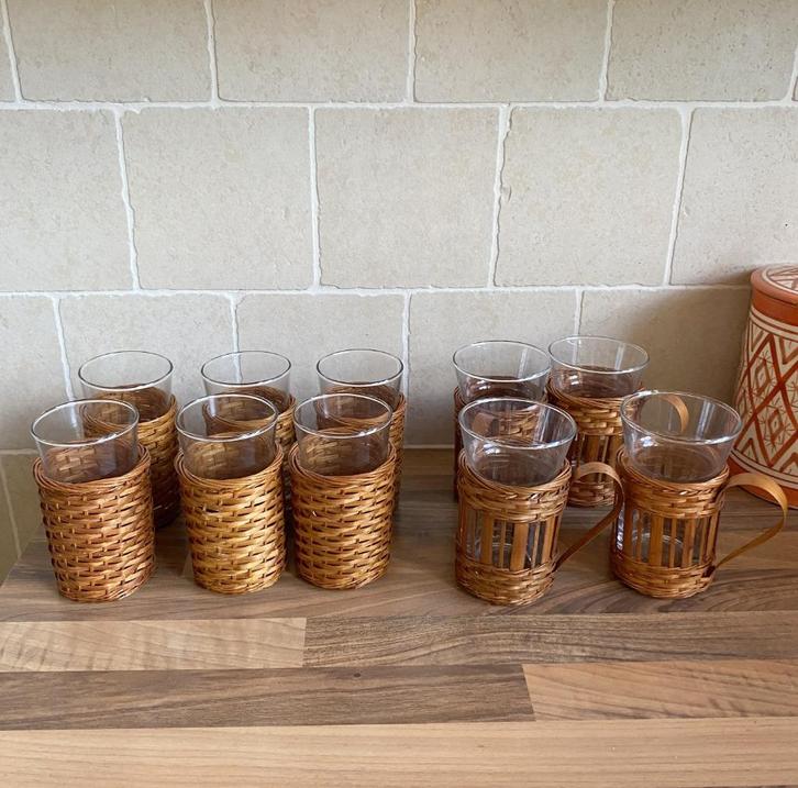 4 vintage theeglazen / 6 frisdrank glazen in rieten houder, Huis en Inrichting, Keuken | Servies, Zo goed als nieuw, Kop(pen) en/of Schotel(s)