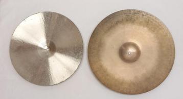 Twee Grote Merkloze Bekkens beschikbaar voor biedingen