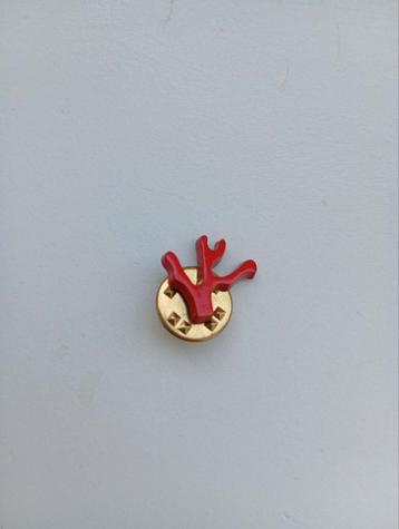 Isaia pin beschikbaar voor biedingen