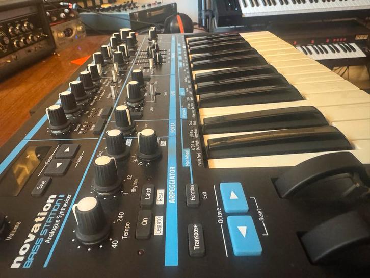 Novation Bass Station II Analoge Synthesizer, Muziek en Instrumenten, Synthesizers, Gebruikt, Overige aantallen, Novation, Met midi-aansluiting