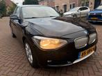BMW 1-Serie Urban 116I 136PK 5DR 2012 Zwart Airco Cruise, Auto's, BMW, 1-Serie, 4 cilinders, Leder en Stof, Zwart