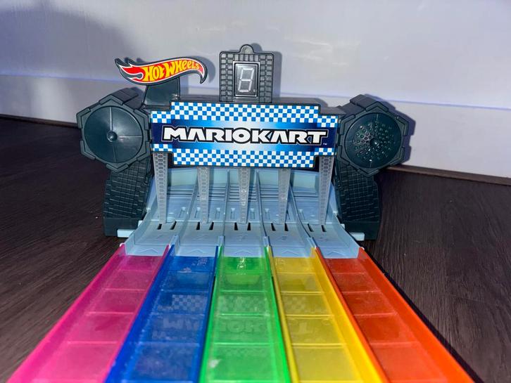 Hot Wheels Mario Kart Rainbow Road + 3 Auto's, Kinderen en Baby's, Speelgoed | Racebanen, Zo goed als nieuw, Racebaan, Handmatig