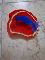 Pietenmuts rood met veer, Ophalen of Verzenden, Zo goed als nieuw