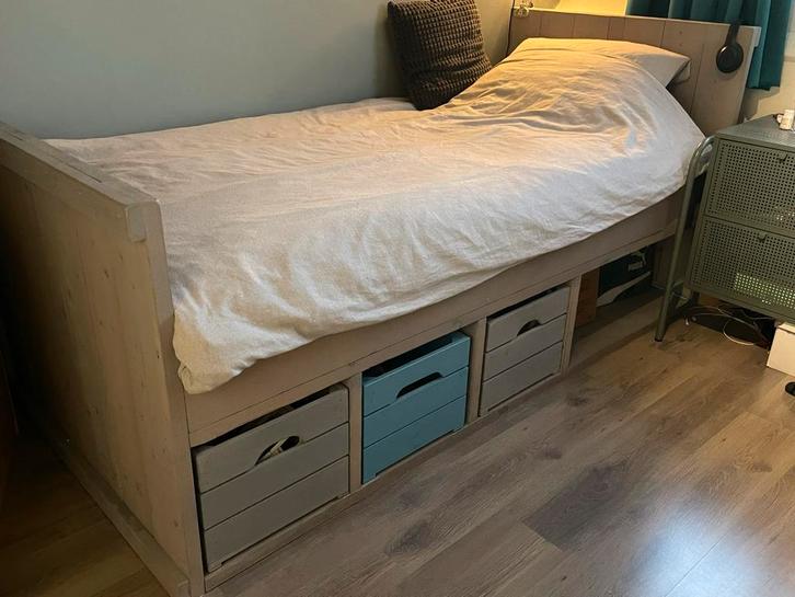 Steigerhouten bed met opbergruimte 200x90, Huis en Inrichting, Slaapkamer | Bedden, Zo goed als nieuw, Eenpersoons, 90 cm, 200 cm