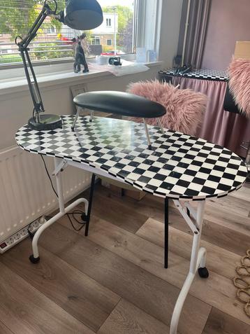 Nageltafel met kussen en lamp beschikbaar voor biedingen