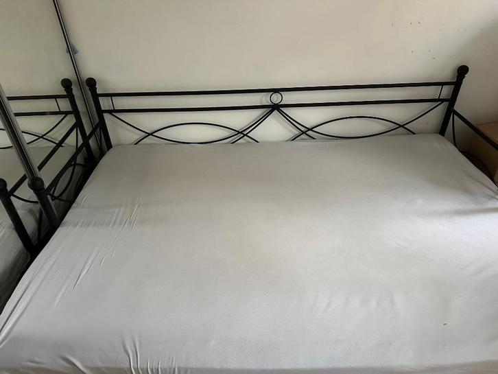 Zwart uitschuifbaar bed, Huis en Inrichting, Slaapkamer | Bedden, Zo goed als nieuw, Twijfelaar, 140 cm, 200 cm, Metaal, Zwart