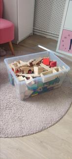 Grote Ikea bak met houten treinspoor + 2 treinen en wagons, Ophalen, Zo goed als nieuw