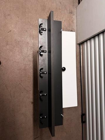 Mooie Wandkapstok met Opbergruimte beschikbaar voor biedingen