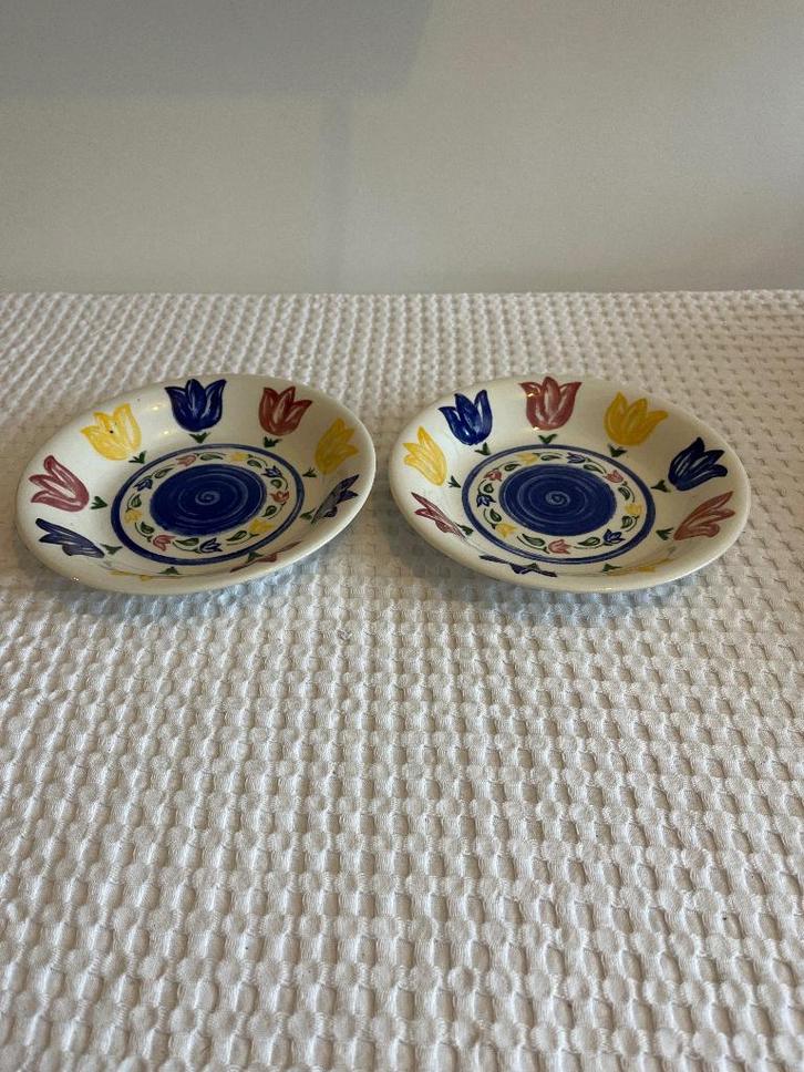2 John Tams borden samenprijs (2), Huis en Inrichting, Keuken | Servies, Zo goed als nieuw, Bord(en), Overige stijlen, Keramiek
