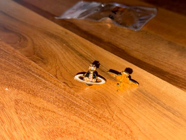 Vivienne Westwood Oorbellen - Kerstcadeau!, Sieraden, Tassen en Uiterlijk, Piercings, Nieuw, Oor- of Traguspiercing, Goud, Met strass