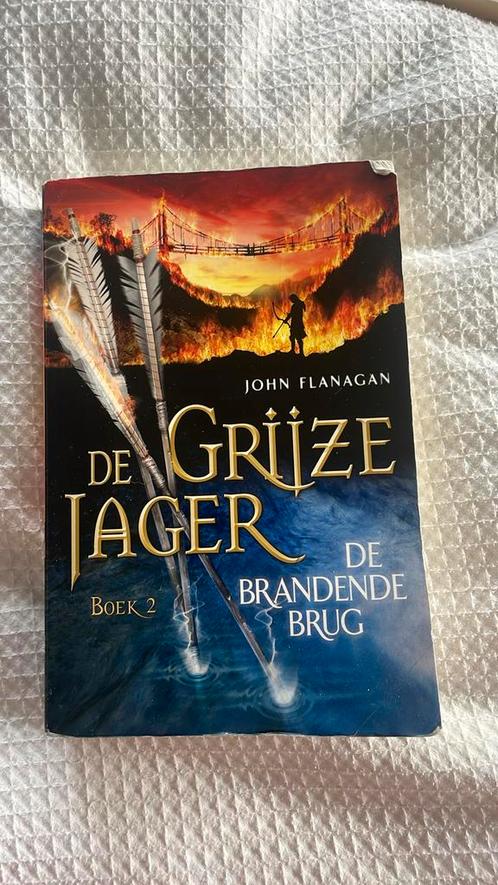 John Flanagan - De brandende brug, Boeken, Kinderboeken | Jeugd | 10 tot 12 jaar, Gelezen, Ophalen of Verzenden