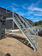 Stalen trap met bordes gegalv. Hoog 2,55 mtr. Nob137, Doe-het-zelf en Verbouw, Ladders en Trappen, Ophalen, Zo goed als nieuw