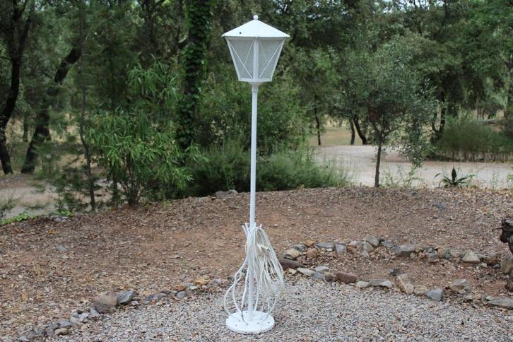 Brocante - Tintelende tuinlantaarn!, Tuin en Terras, Buitenverlichting, Gebruikt, Vloerlamp, IJzer, 50 tot 250 watt, Netvoeding