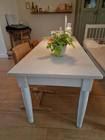 Kinderspeeltafel met Hongaarse bank beschikbaar voor biedingen