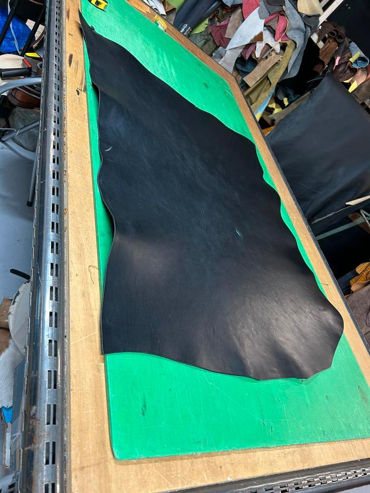 Zwarte kleur tuigleer 2,5-3 mm dikte soepele lap nr3, Hobby en Vrije tijd, Stoffen en Lappen, Zo goed als nieuw, Leer of Kunstleer