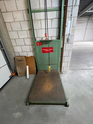 Goederenlift / materiaallift beschikbaar voor biedingen