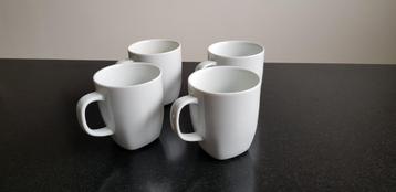 Vier kleine witte koffie kopjes van ikea voor 2 euro totaal