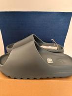 Yeezy slide Slate Marine 44,5, Kleding | Heren, Schoenen, Ophalen of Verzenden, Nieuw