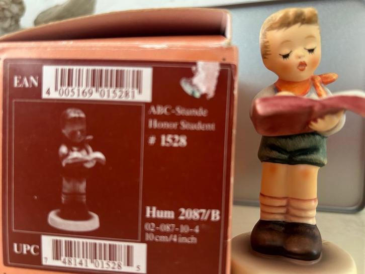 Prachtig   porseleinen M.J Hummel beeldje A.B.C stunde, Verzamelen, Beelden en Beeldjes, Zo goed als nieuw, Hummel, Ophalen of Verzenden
