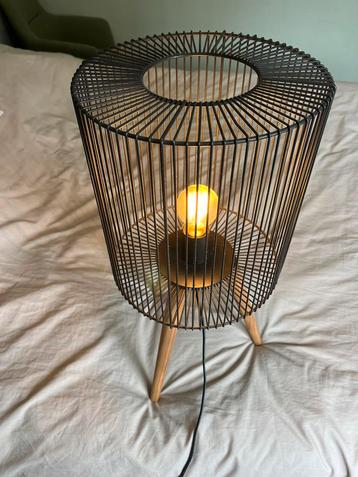 Leuke zwarte lamp op pootjes beschikbaar voor biedingen