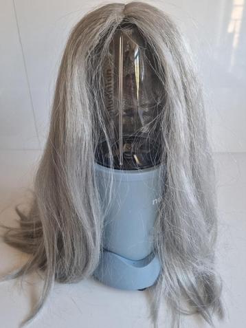 Grijze pruik voor Halloween beschikbaar voor biedingen