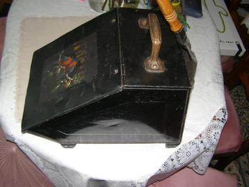 antieke kolenbak /turfbak of zandbak, zwart met schep beschikbaar voor biedingen