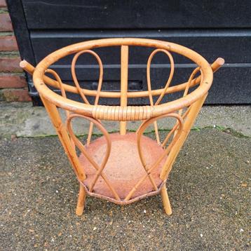 Rotan plantenbak beschikbaar voor biedingen