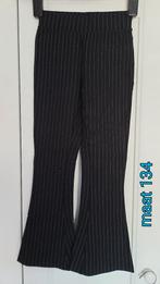 Zwarte flared pantalon broek met krijtstreepje sjiek mt 134, Ophalen, Gebruikt, Meisje, Broek